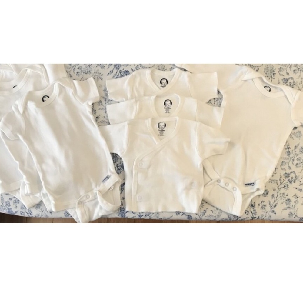 Gerber 7 pack all white mixed onesies: shirt, onesie, long sleeve 0 - 3 months
